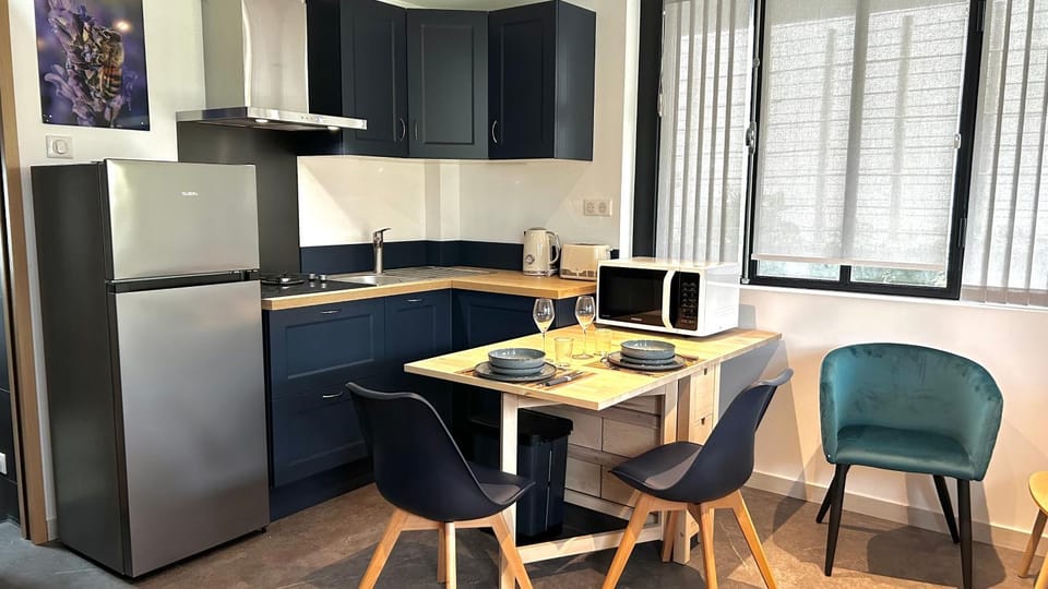 Kitchen or kitchenette, Dining area, stove