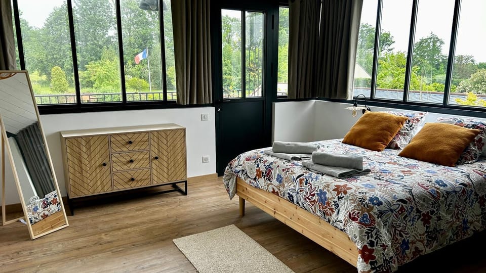 Bed, Photo of the whole room, Bedroom
