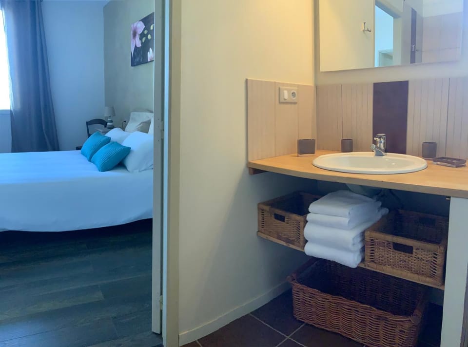 Bathroom, Photo of the whole room, towels