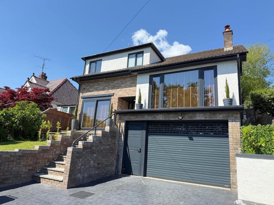 5-Bed Retreat with Hot Tub, Garden & Relaxing Views House in Burry Port