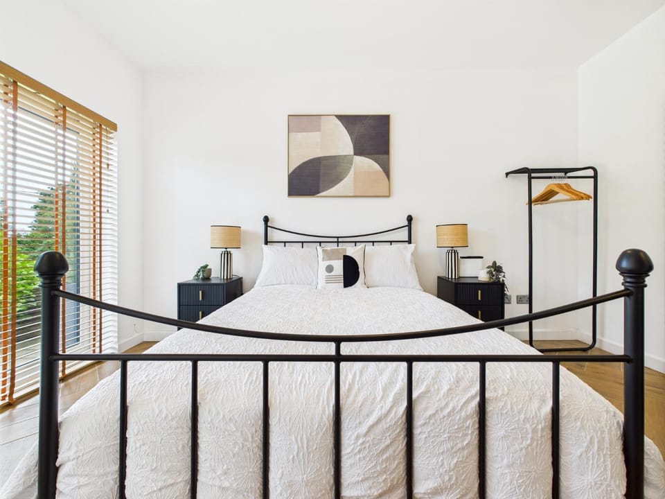 5-Bed Retreat with Hot Tub, Garden & Relaxing Views House in Burry Port