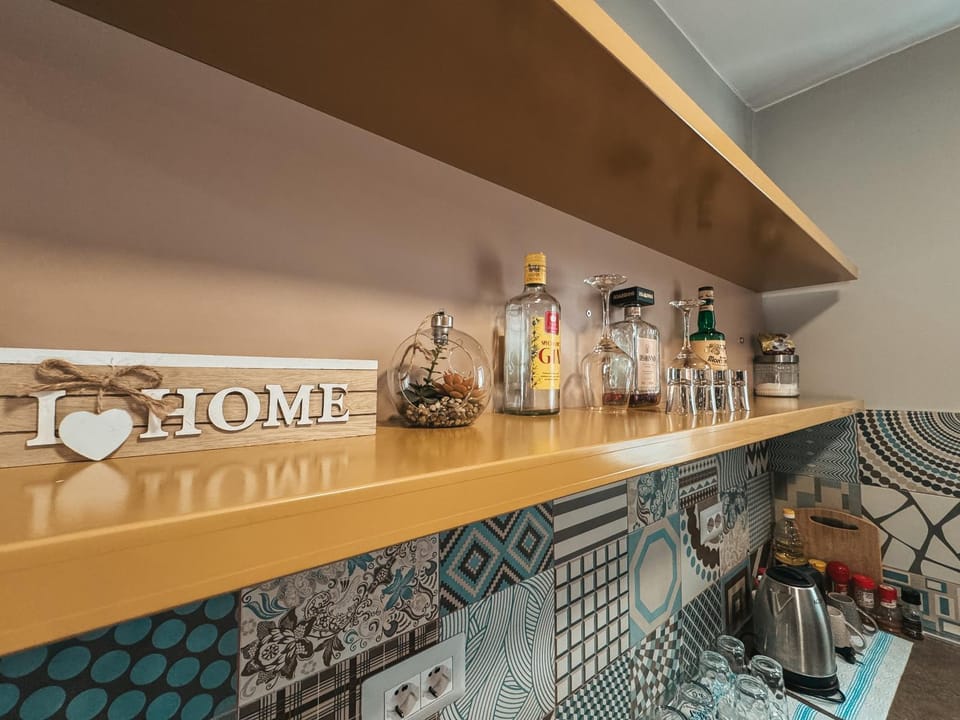 Coffee/tea facilities, Kitchen or kitchenette, Lounge or bar, Food and drinks, Drinks