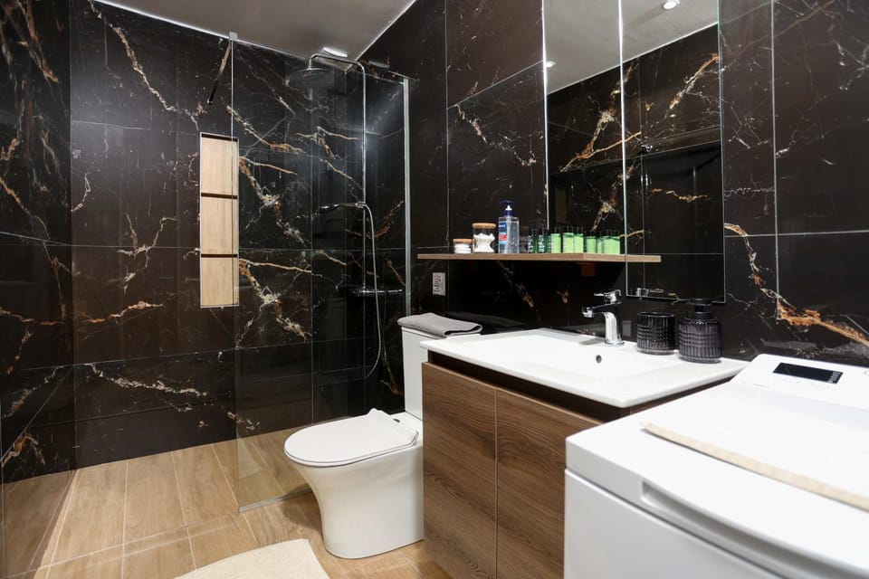 Shower, Toilet, Bathroom, towels