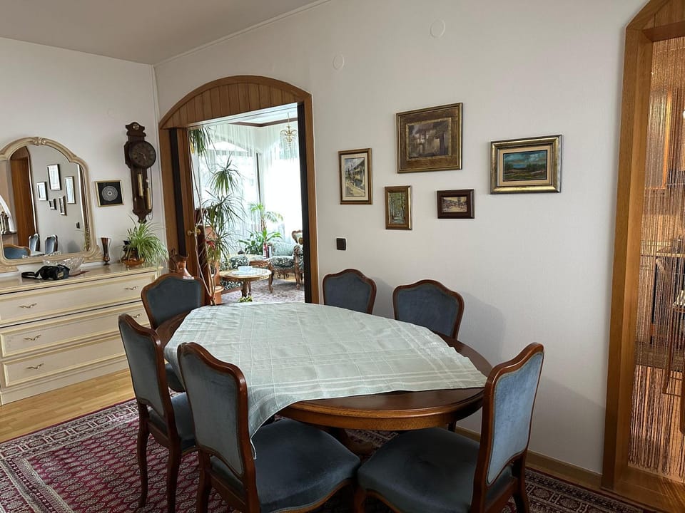 Seating area, Dining area