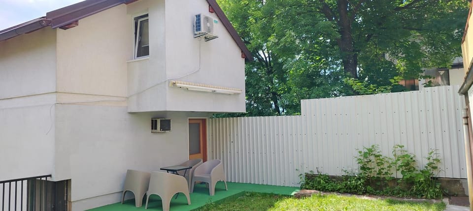 Private 4 Person House Private Garden Free Parking,3 Min Drive to Baščaršija, Old Town Sarajevo Apartment in Sarajevo