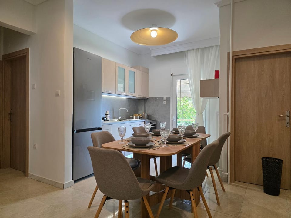 Coffee/tea facilities, Kitchen or kitchenette, Dining area, oven, stove