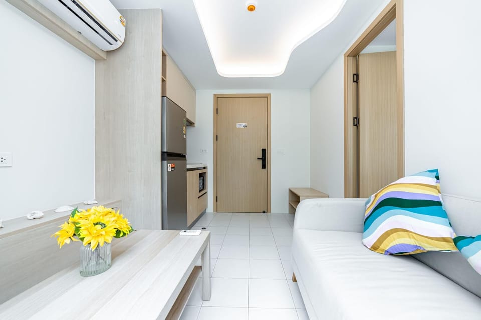 Living room, towels, air conditioner