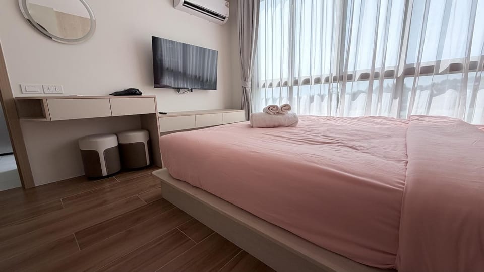 Bed, TV and multimedia, Photo of the whole room, Bedroom