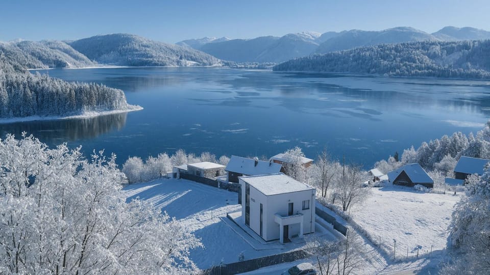 Elira Lake House in Romania