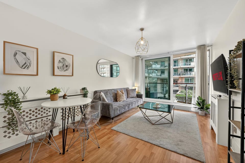 TV and multimedia, Living room, Seating area, Dining area, Entertainment