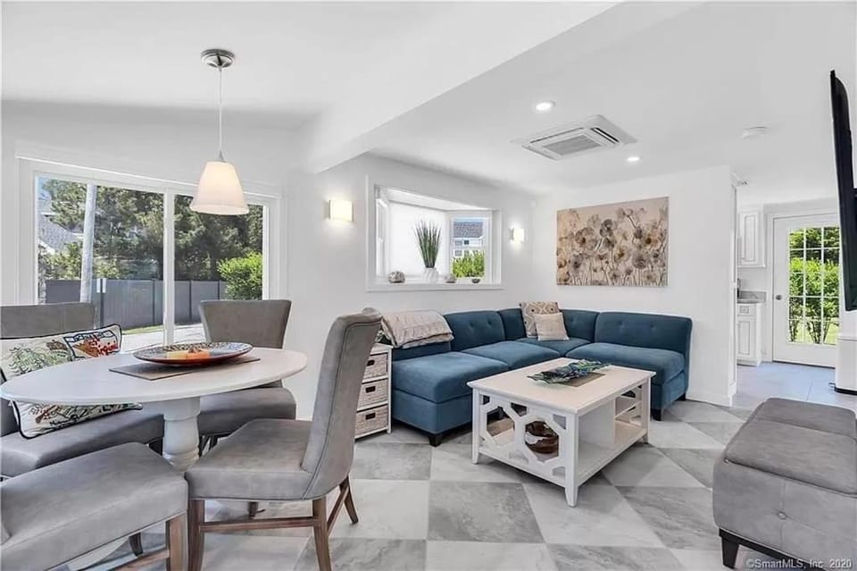 Seating area, Dining area