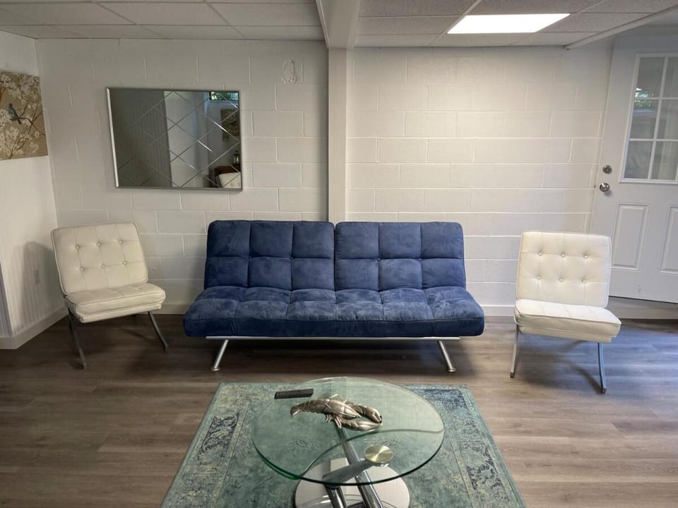 Bed, Seating area