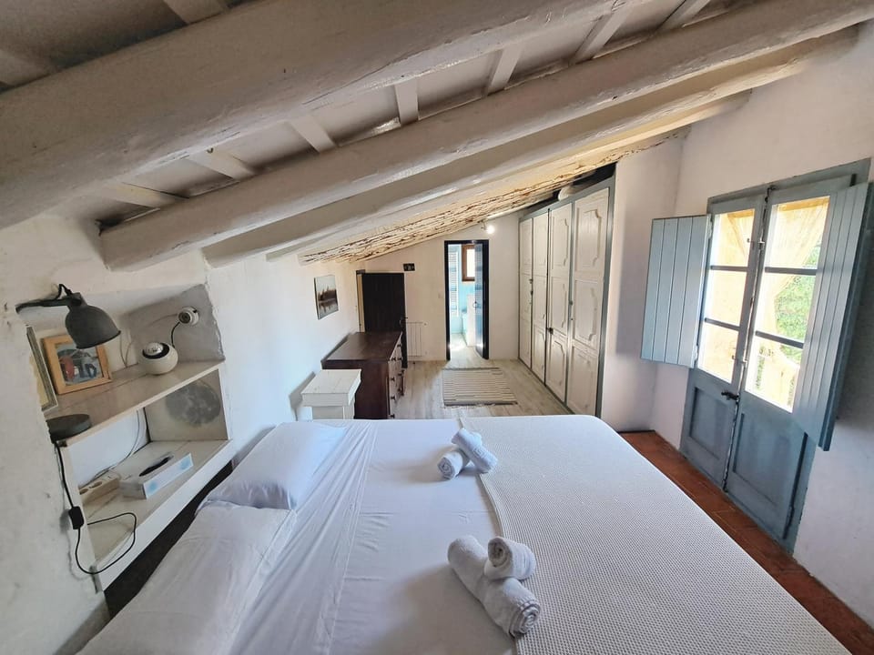 Photo of the whole room, Bedroom