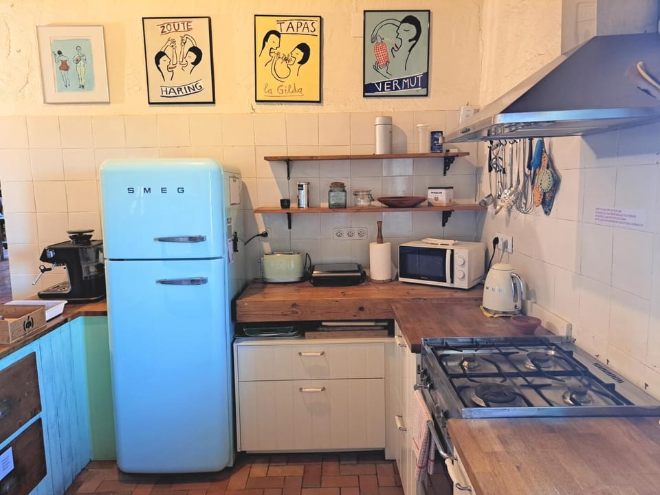 Kitchen or kitchenette, oven