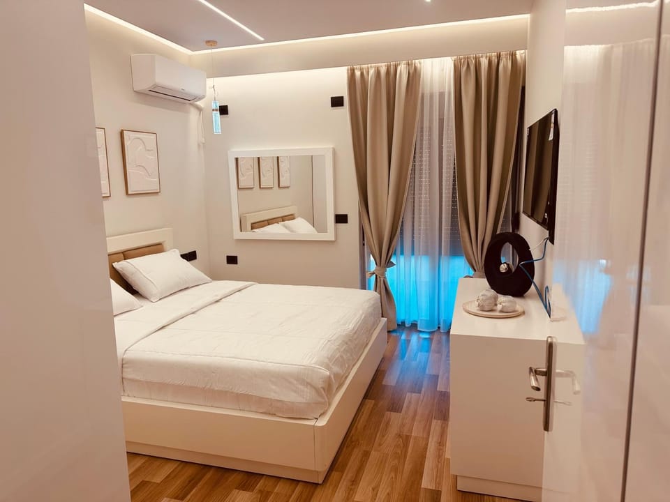 Bed, TV and multimedia, Photo of the whole room, Bedroom, wardrobe, air conditioner