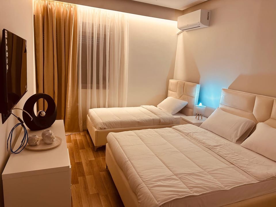 Bed, TV and multimedia, Photo of the whole room, Bedroom, air conditioner