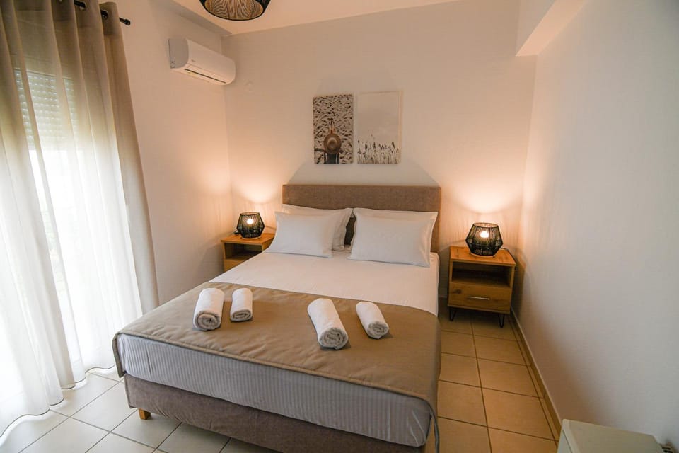 Bed, Photo of the whole room, Bedroom, towels, air conditioner