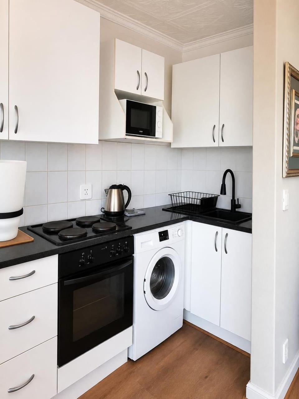 Kitchen or kitchenette, oven, toaster, washing machine