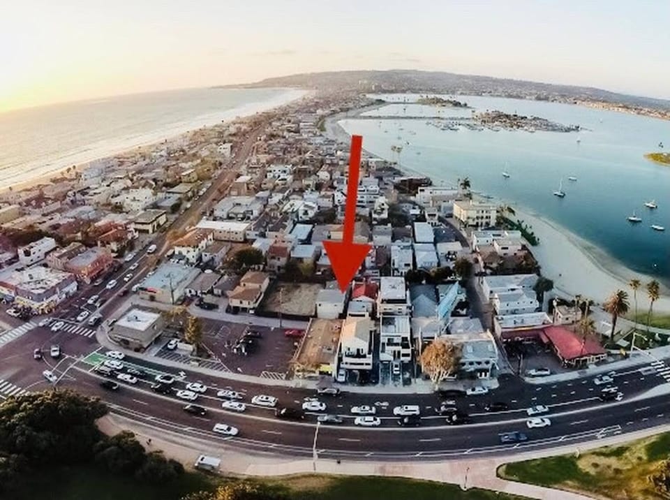 Nearby landmark, Neighbourhood, Natural landscape, Beach, Entertainment, Location