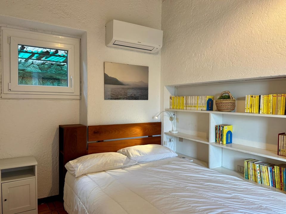 Bed, Photo of the whole room, Bedroom, air conditioner