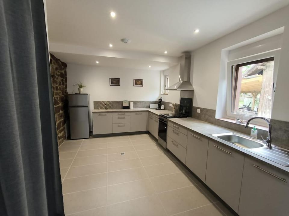 Kitchen or kitchenette, dishwasher, stove