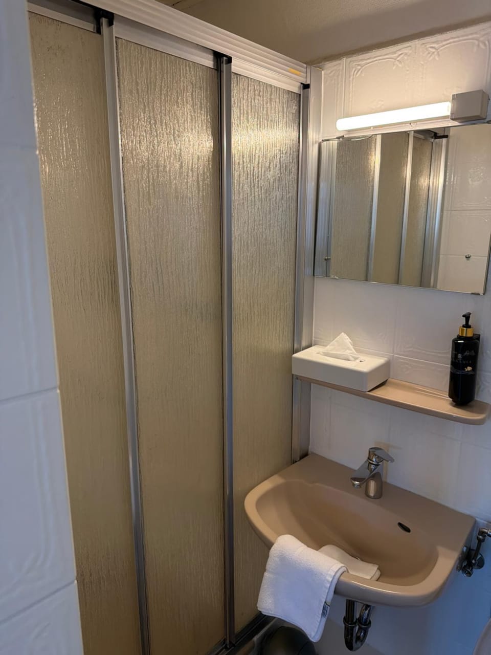 Shower, Bathroom, towels