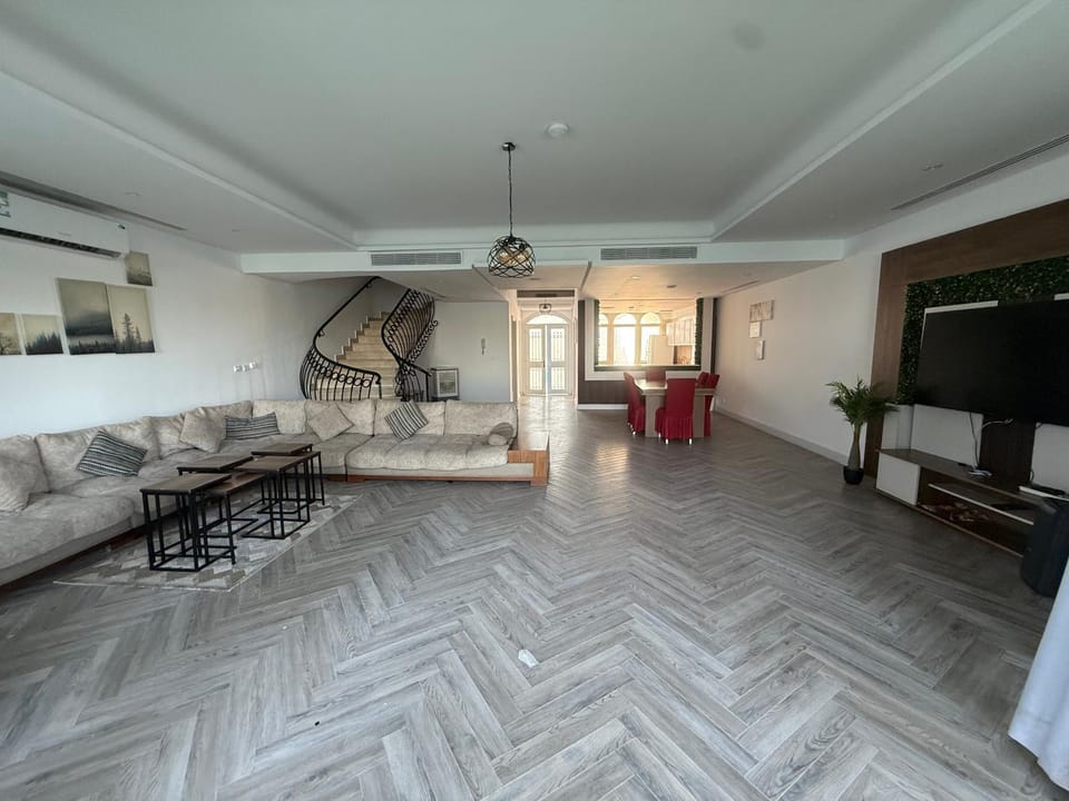 TV and multimedia, Kitchen or kitchenette, Living room, Seating area, Dining area
