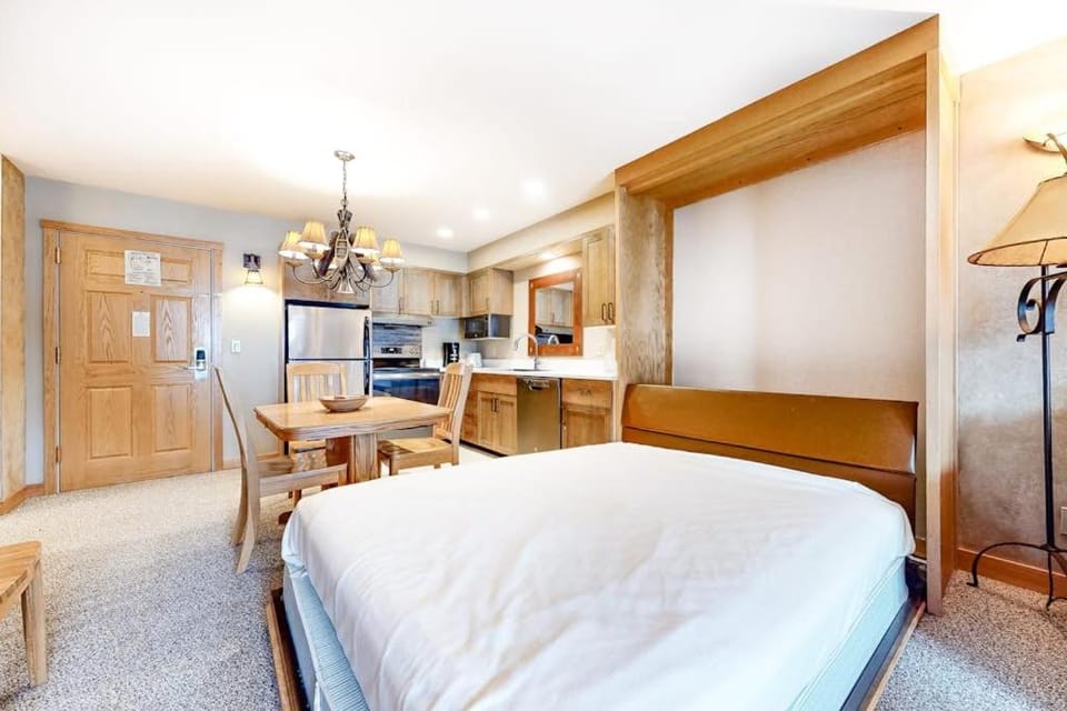 Shoshone 1965 Apartment in Big Sky