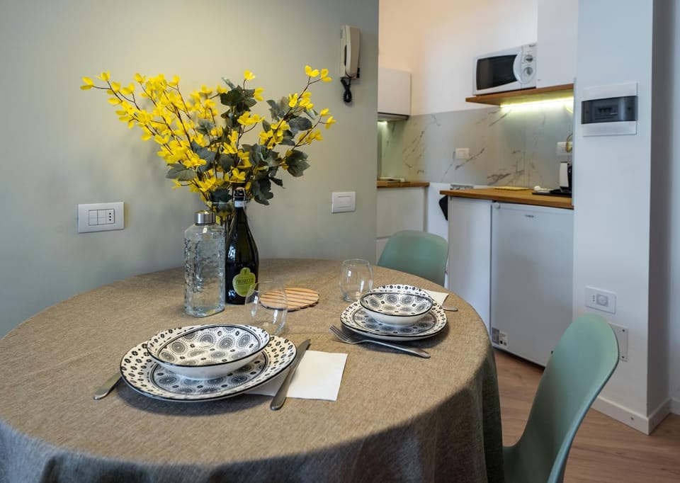 Coffee/tea facilities, Kitchen or kitchenette, Dining area, Meals, microwave, kitchen