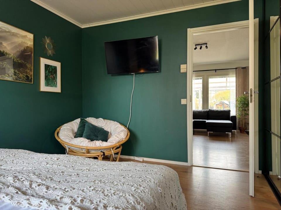 Bed, TV and multimedia, Photo of the whole room, Bedroom