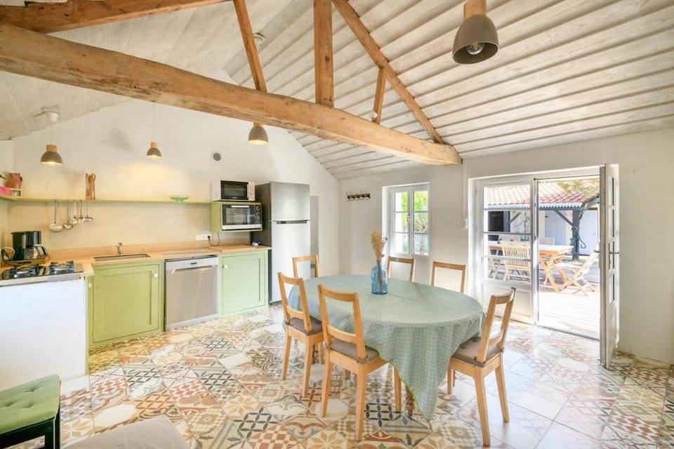 Kitchen or kitchenette, Dining area, dishwasher, oven, pet friendly, stove