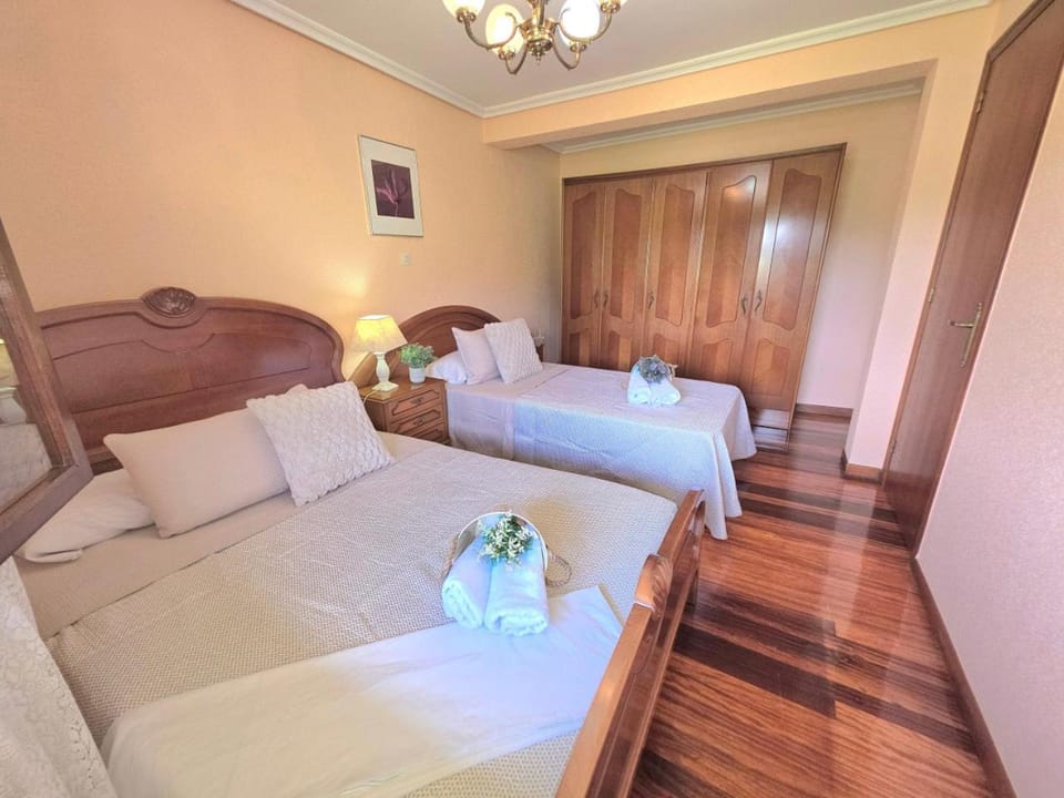 Photo of the whole room, Bedroom