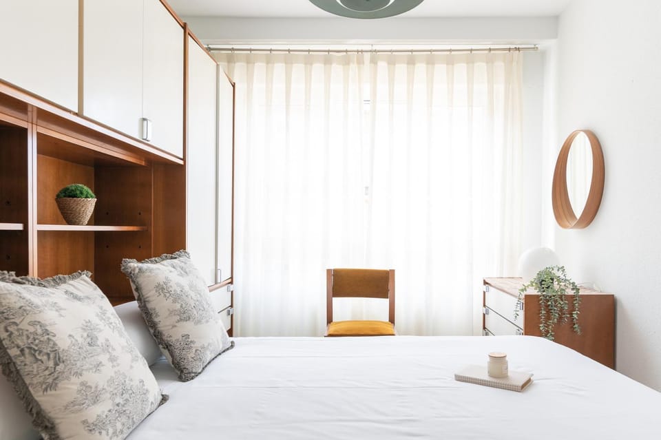 Photo of the whole room, Bedroom