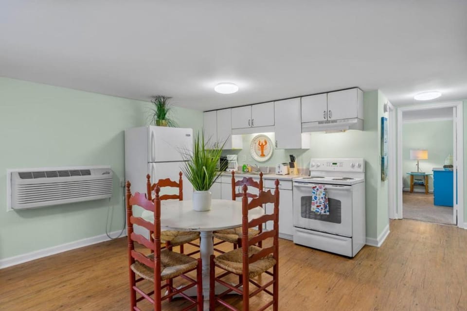 Sand Dollar Suites. Suite 1. A short stroll from our sandy shores Apartment in Carolina Beach