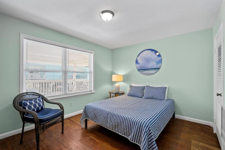 Sand Dollar Suites. Suite 3. A short stroll from our sandy shores Apartment in Carolina Beach