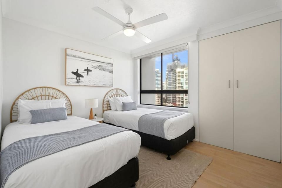Carrington Family Beach Getaway - Ocean View, WiFi Apartment in Surfers Paradise