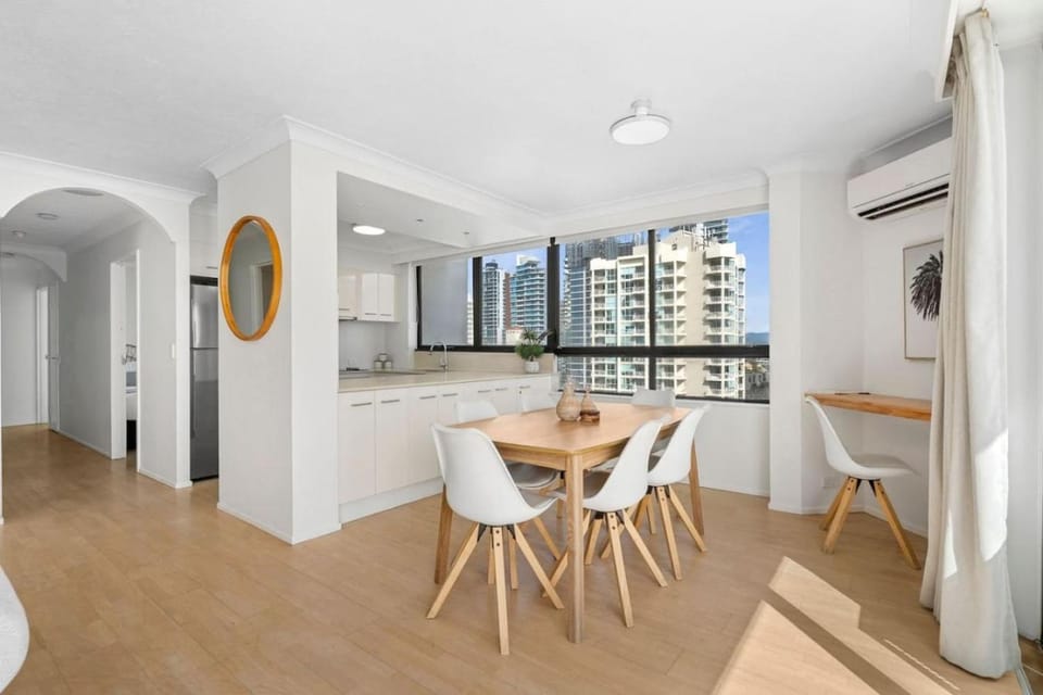 Carrington Family Beach Getaway - Ocean View, WiFi Apartment in Surfers Paradise