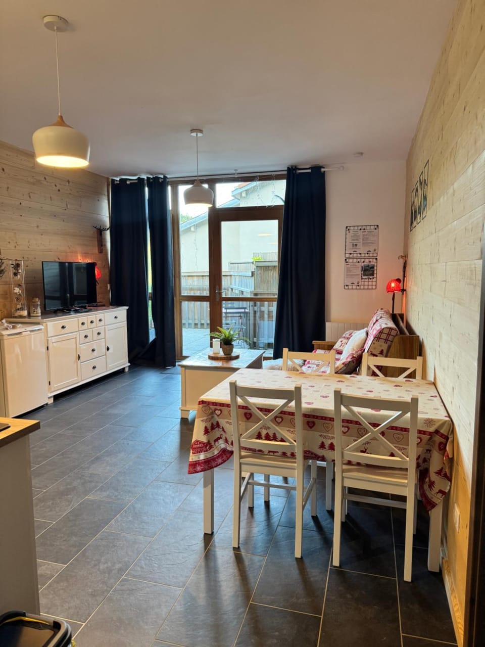 Living room, Dining area, pet friendly