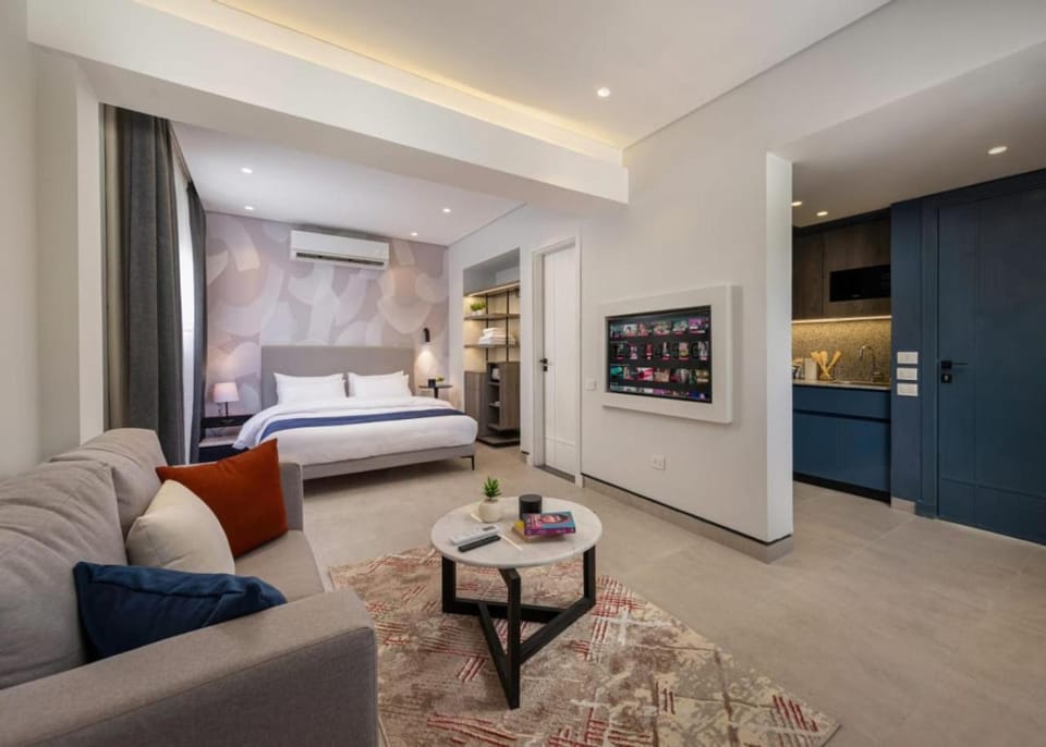 Bed, TV and multimedia, Kitchen or kitchenette, Photo of the whole room, Seating area, Bedroom
