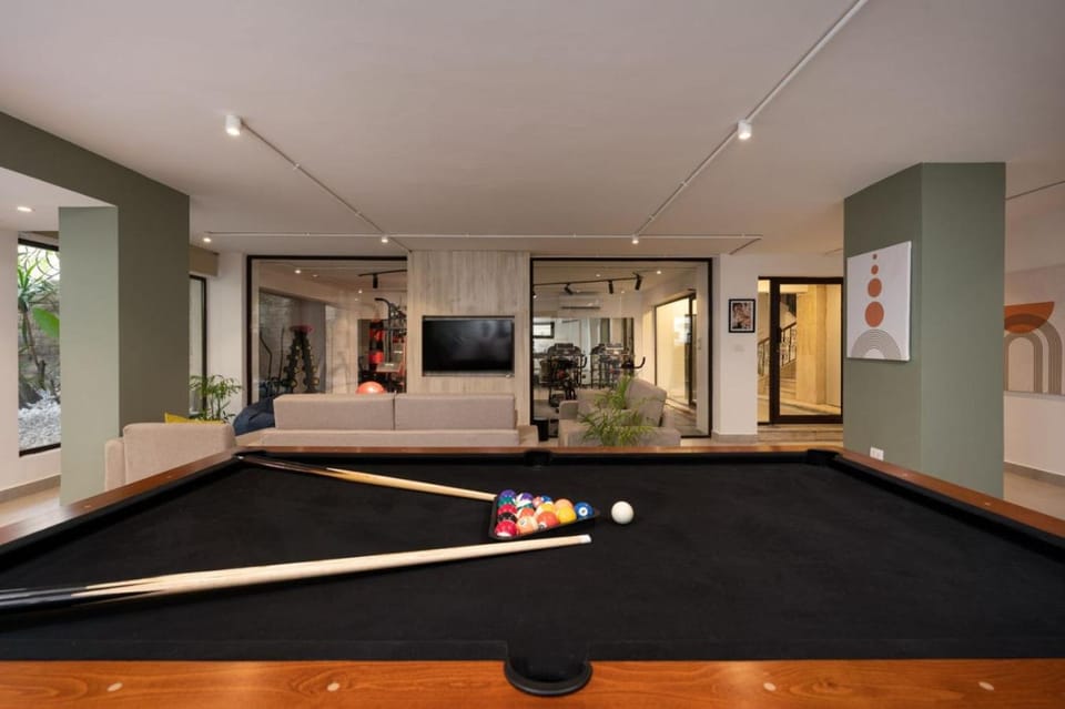 Billiard, Game Room