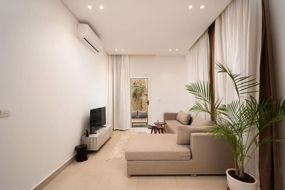 TV and multimedia, Living room, Seating area, air conditioner