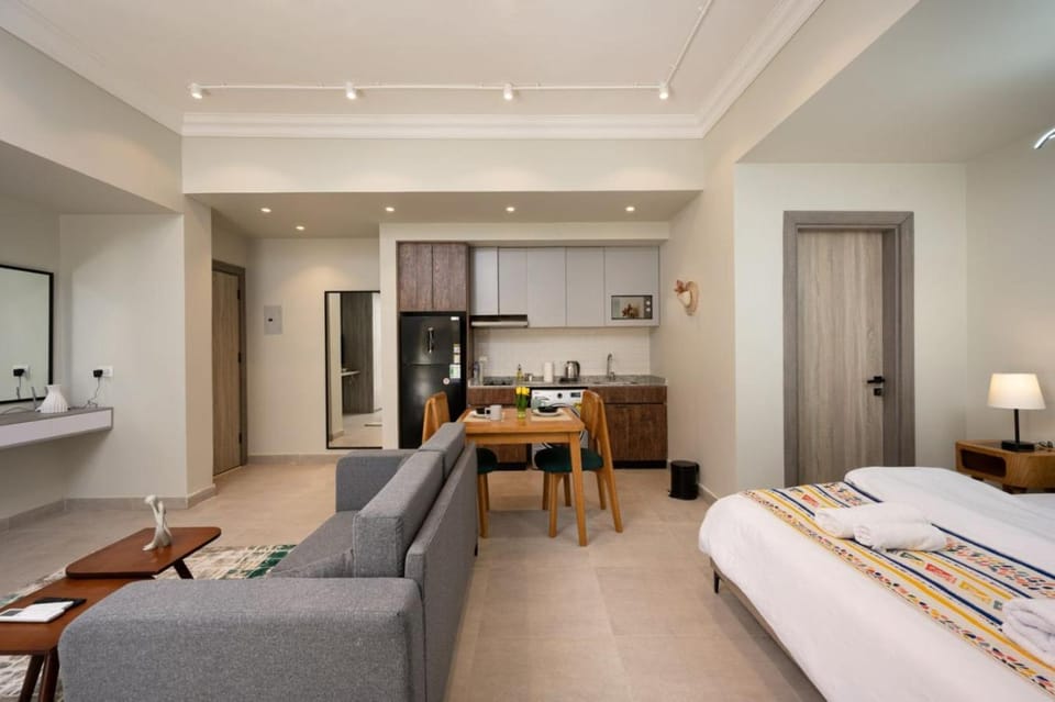 Bed, Kitchen or kitchenette, Photo of the whole room, Seating area, Dining area, stove