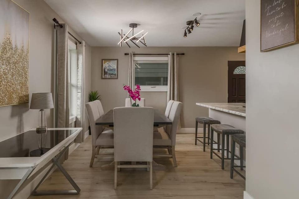 Beautiful 3 Bedroom Home steps from Parks and Trails House in Anchorage