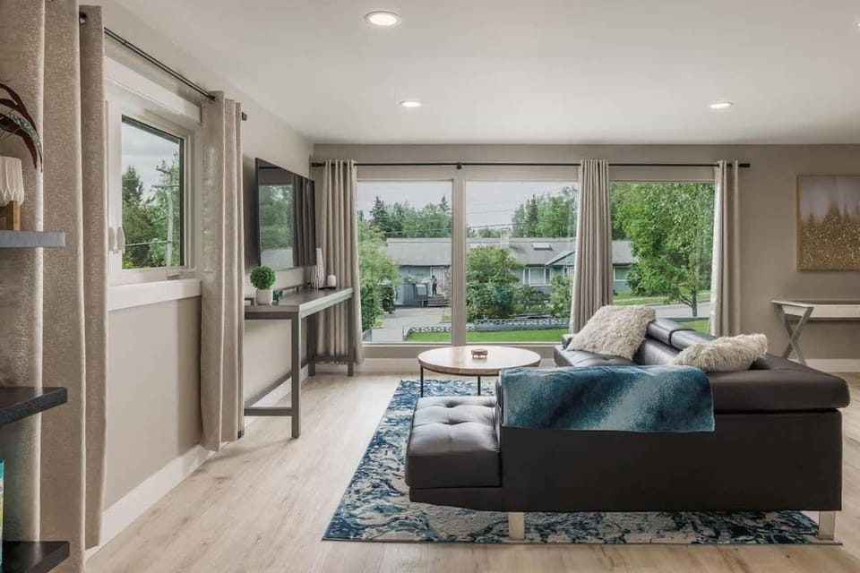 Beautiful 3 Bedroom Home steps from Parks and Trails House in Anchorage