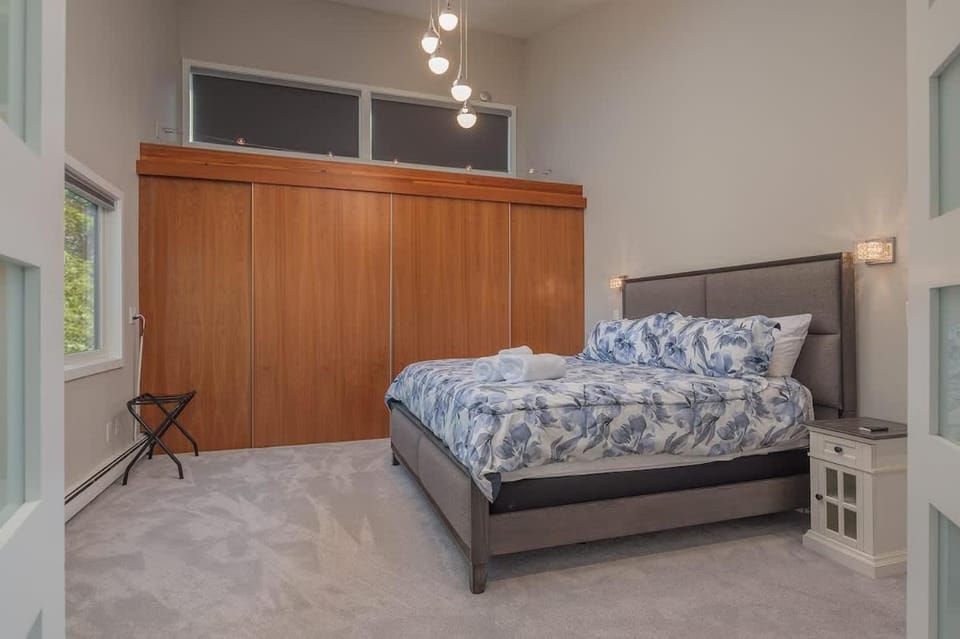 The Anchorage Grand Upscale 4BR Downtown Rental House in Anchorage
