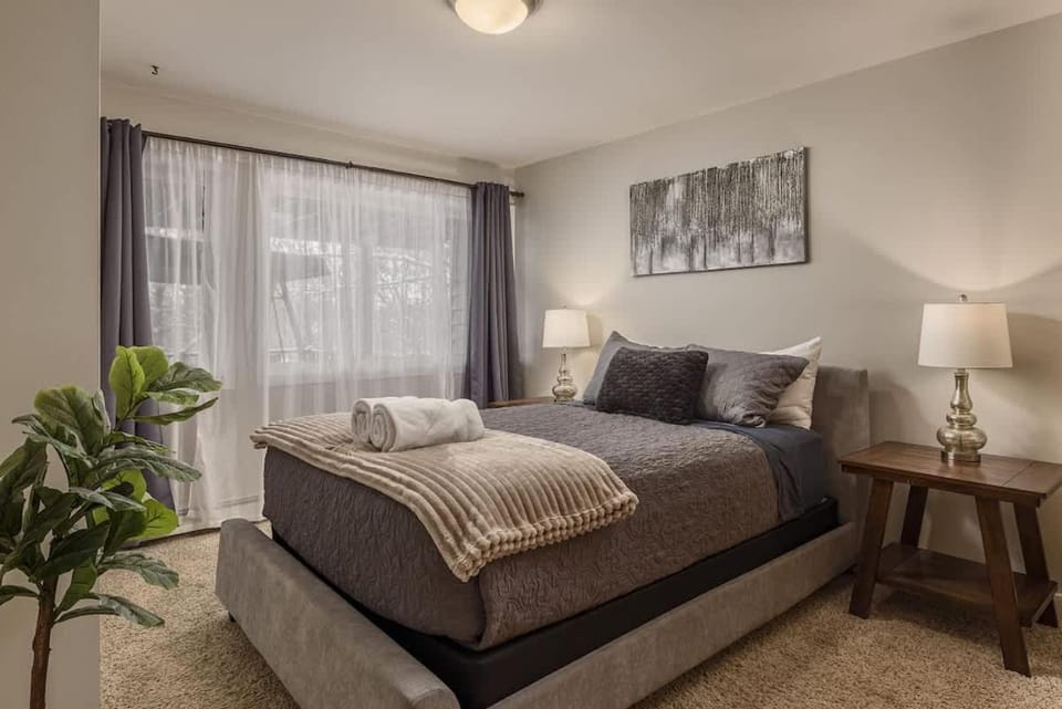 Elegant 2BR Retreat Prime Downtown Location Overlooking Parks Greenbelt House in Anchorage