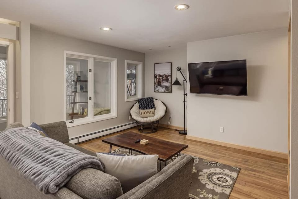 Elegant 2BR Retreat Prime Downtown Location Overlooking Parks Greenbelt House in Anchorage