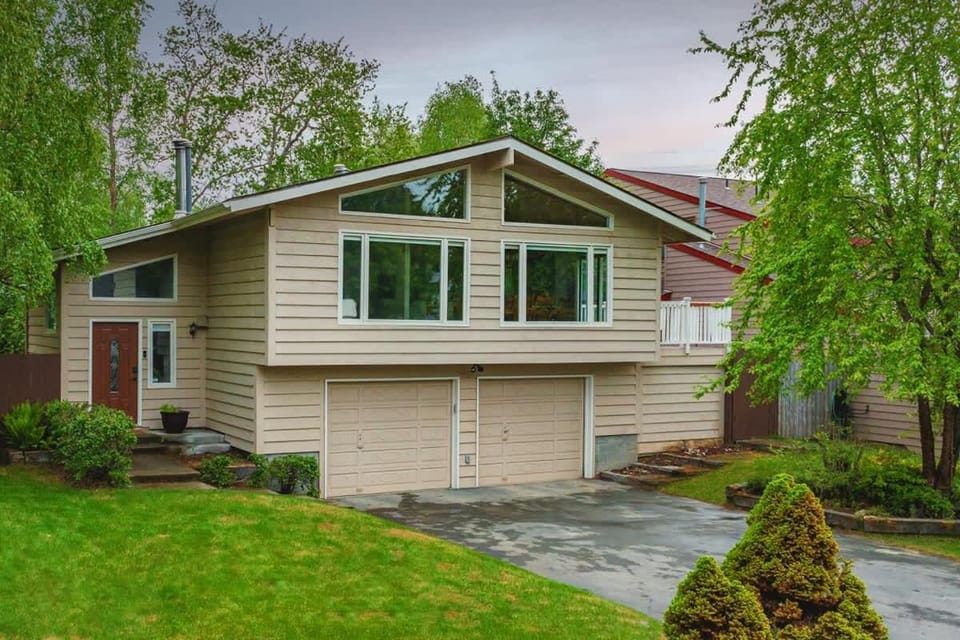 3 Bedroom Home sleeps 12 House in Anchorage