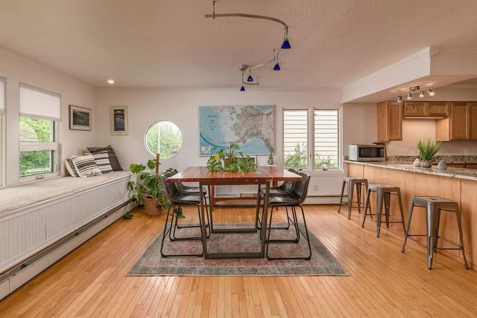 Bootleggers Condo 2 Bedroom Modern Condo in Heart of Downtown House in Anchorage