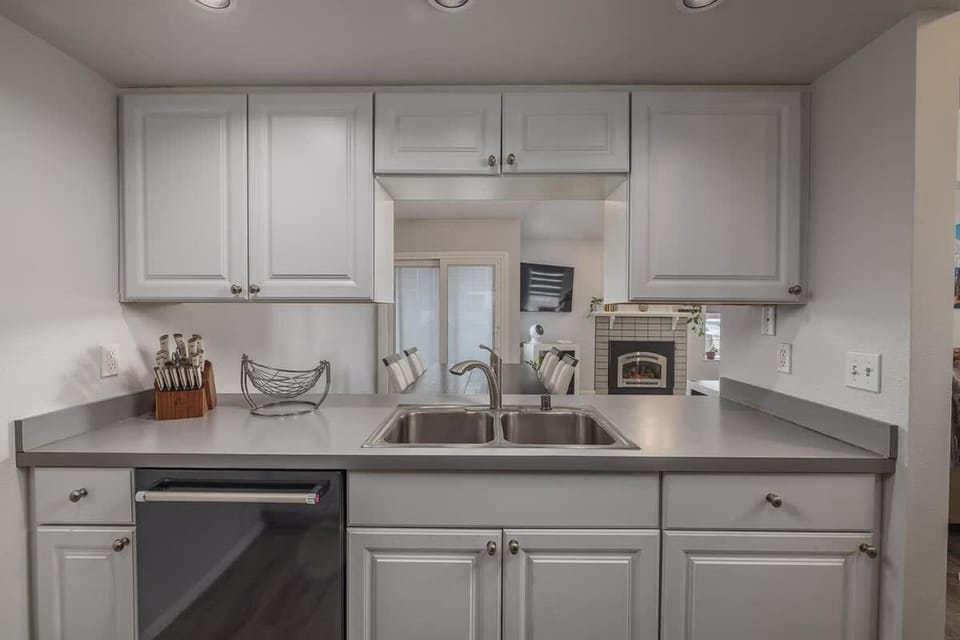 Charming Luxe Home Sleeps 4 House in Anchorage